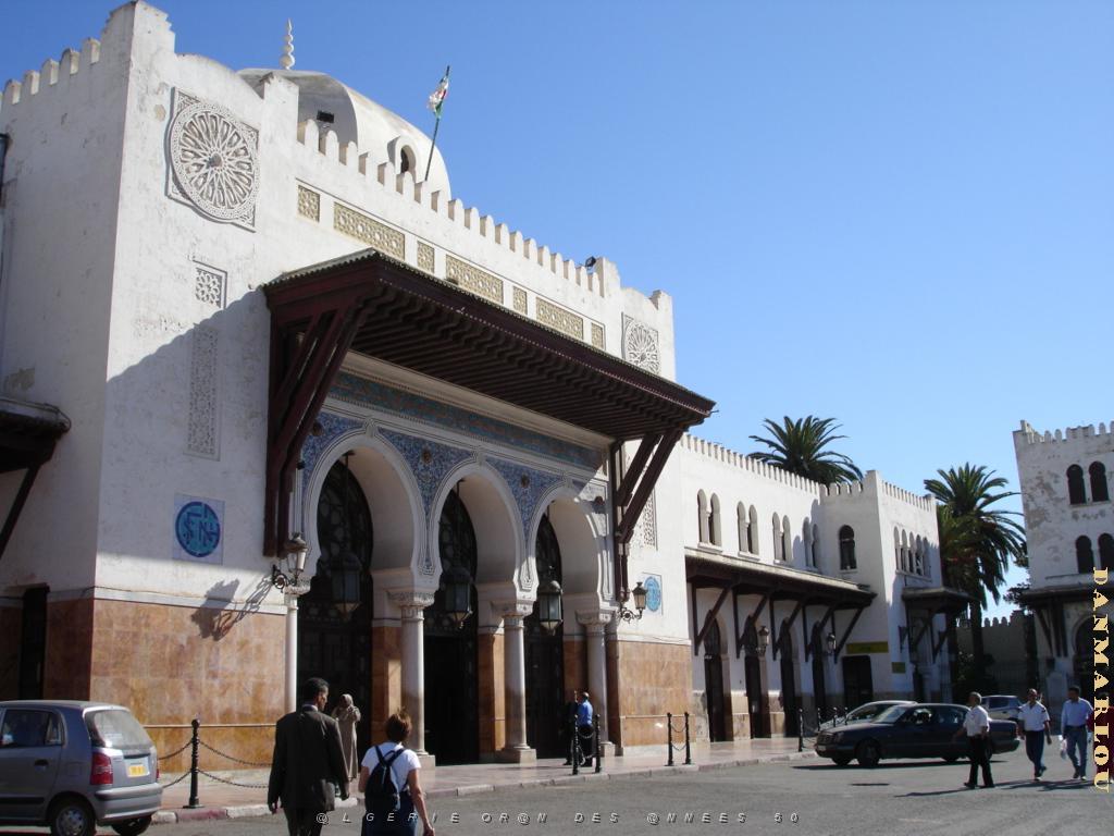 ORAN 10 2005 109 LA GARE ET UNE DES ENTREES.JPG